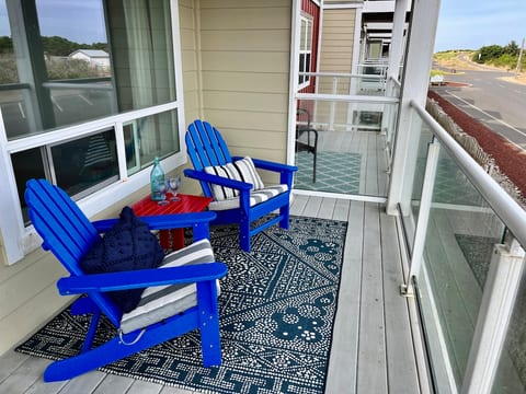 Relax in the balcony which looks across the quiet road to the state park. Listen to the ocean.