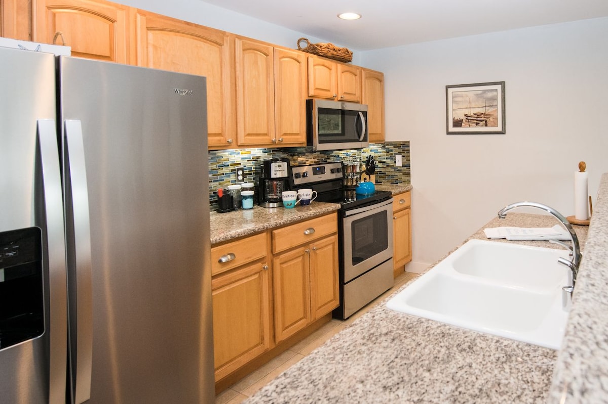 1-br-beach-king-bed-hot-tub-jetted-tub/