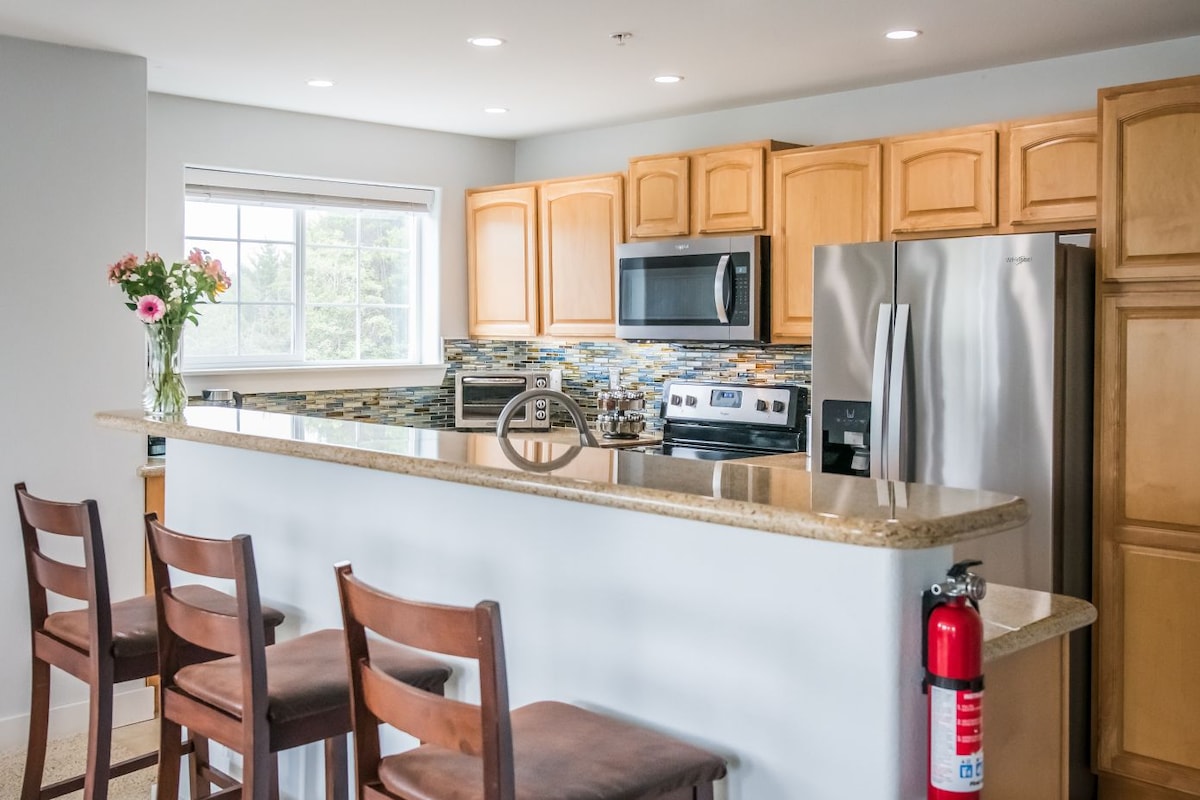 spacious-2-br-beach-king-bed-hot-tub/