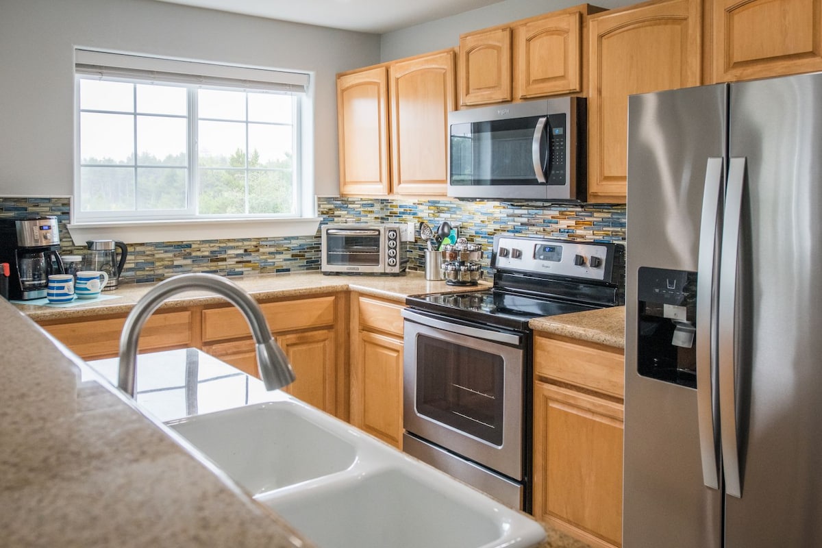 spacious-2-br-beach-king-bed-hot-tub/