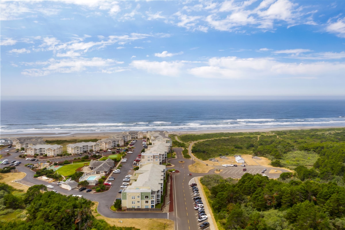 spacious-2-br-beach-king-bed-hot-tub/