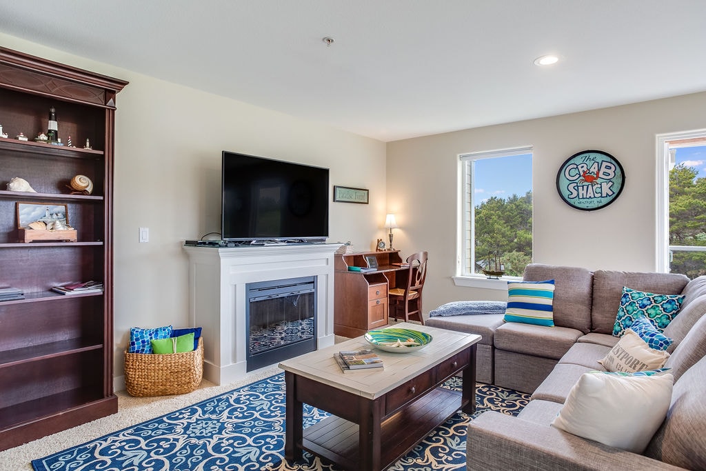 spacious-2-br-beach-king-bed-hot-tub/