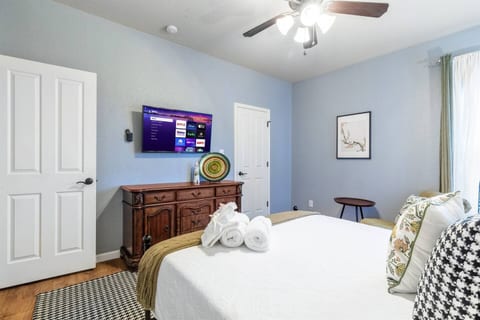 Bedroom #4 with Queen-Size Bed and 50inch Smart TV - Upstairs