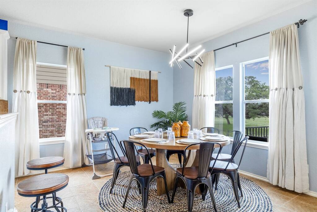 Dining Room - Seats 10 - With Complimentary High Chair (request required)