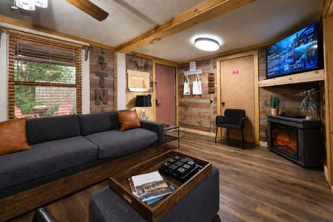 Steps from Pigeon Forge Parkway! Hottub + Firepit