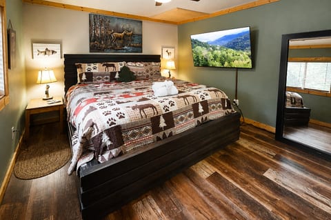 Steps from Pigeon Forge Parkway! Hottub + Firepit