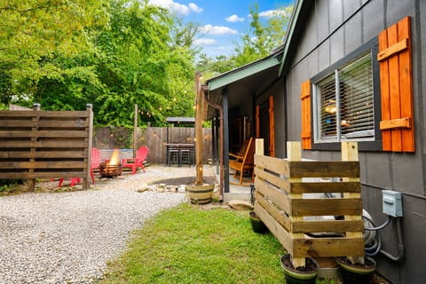 Steps from Pigeon Forge Parkway! Hottub + Firepit