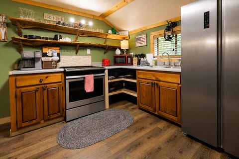 Steps from Pigeon Forge Parkway! Hottub + Firepit
