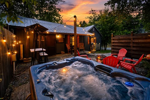 Steps from Pigeon Forge Parkway! Hottub + Firepit