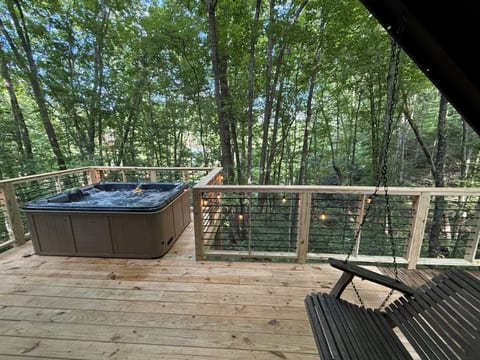 Romantic and Secluded Hottub Cabin - Wild Columbine