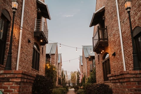 Besides being in the heart of Carlton Landing & a stone's throw from Mama Tigs, The Meeting House, Pop Up Shops, 2 pools, the Aqua Park & more, you'll love staying on enchanting Twinkle Lane where time stands still. Also, ideal for family pictures!