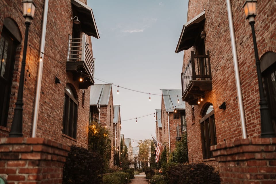 Besides being in the heart of Carlton Landing & a stone's throw from Mama Tigs, The Meeting House, Pop Up Shops, 2 pools, the Aqua Park & more, you'll love staying on enchanting Twinkle Lane where time stands still. Also, ideal for family pictures!