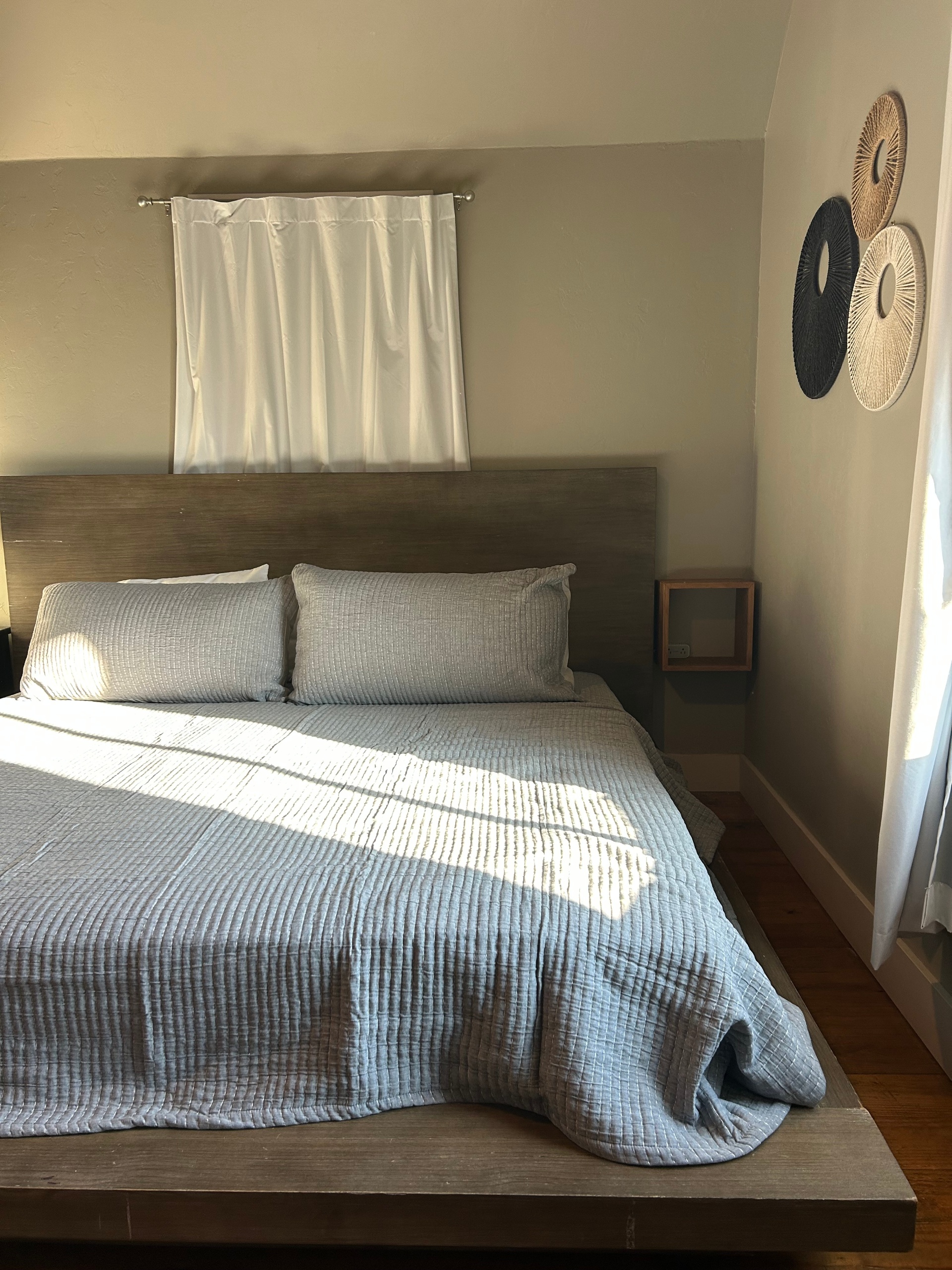 This upstairs room offers a King organic mattress + a twin sleighbed with 2 lamp & bedside tables for convenience.