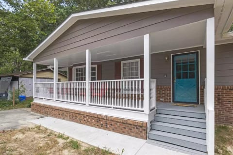 front porch, great for sittin' and sippin'