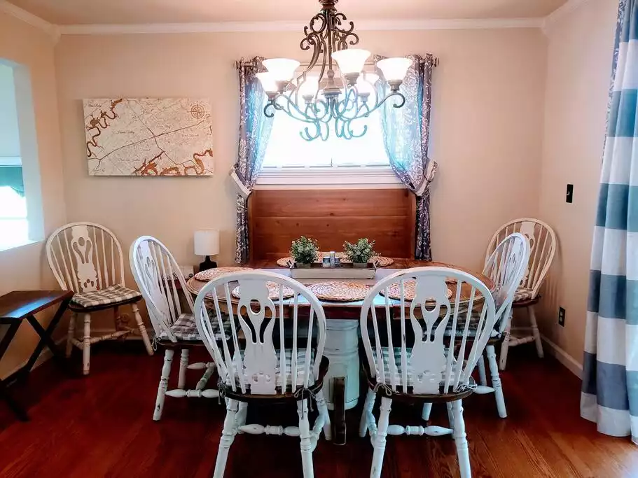 Dining table with seating for 8. Dining table with seating for 8. - Selah Way Cottage*10mins UT*2kitchen hottub*arcade - Knoxville