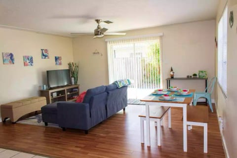 BEACHSIDE GETAWAY *FENCED AREA*-Walk/Bike to beach