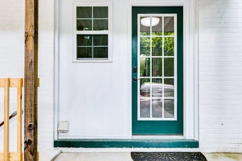 Double House - Sleeps 16 Walking Distance to WFU