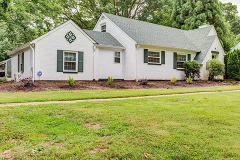 The Front House: 4 Bedrooms, plenty of room for 10 people!