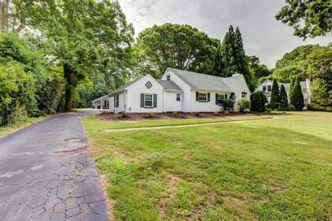 Double House - Sleeps 16 Walking Distance to WFU