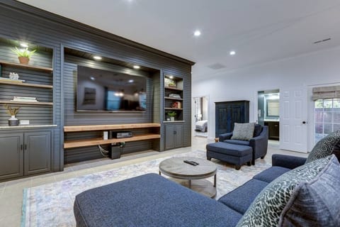 Double House - Sleeps 16 Walking Distance to WFU
