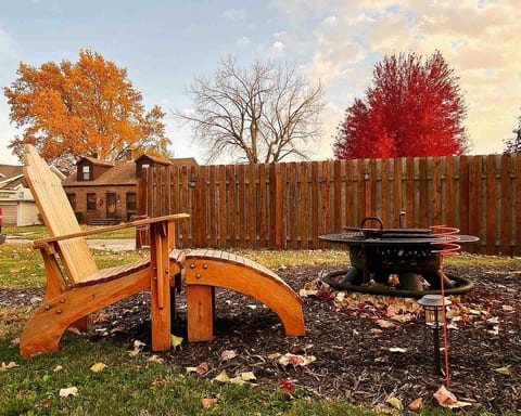 The Snug Owl has a steel fire pit for relaxing after hiking, eagle watching, antiquing, and wine tasting. A small bundle of firewood is provided at no charge.