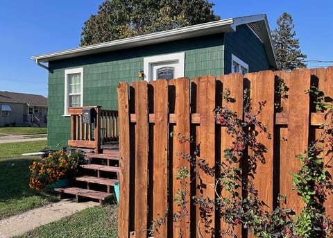 Snug Owl Cottage - Starved Rock Dog Friendly Home