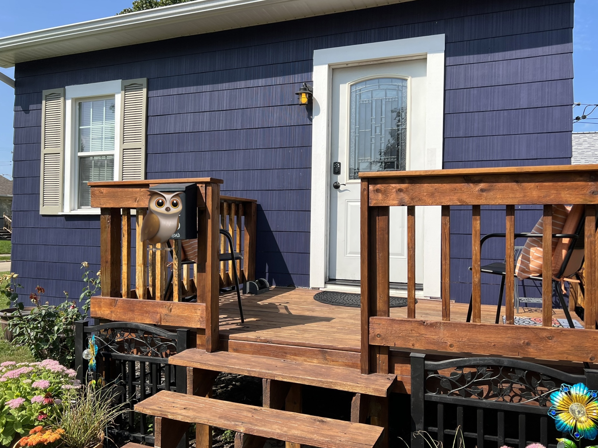 The Snug Owl is a dog friendly 400 sq ft tiny home on its own city lot located in a quiet neighborhood just 7.7 miles from Starved Rock State Park. Suitable for 2 adults and up to 2 dogs. No cats, please.