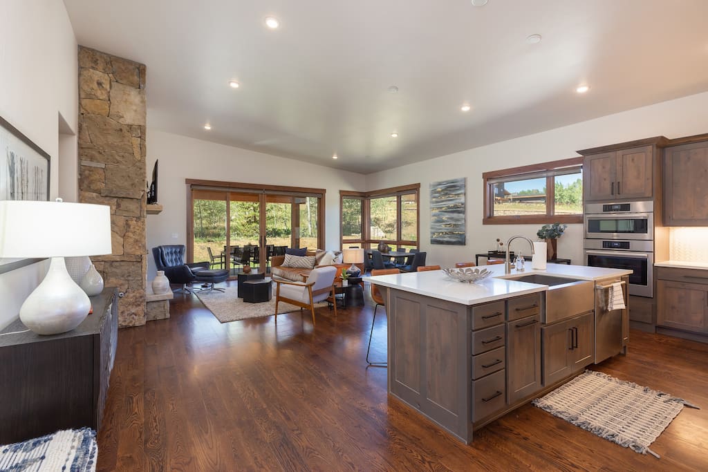 Luxe Mountain Modern Home in Summit Sky Resort close to skiing