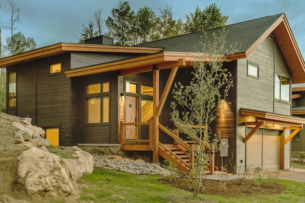 Luxe Mountain Modern Home in Summit Sky Resort close to skiing