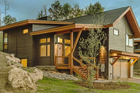 Luxe Mountain Modern Home in Summit Sky Resort close to skiing