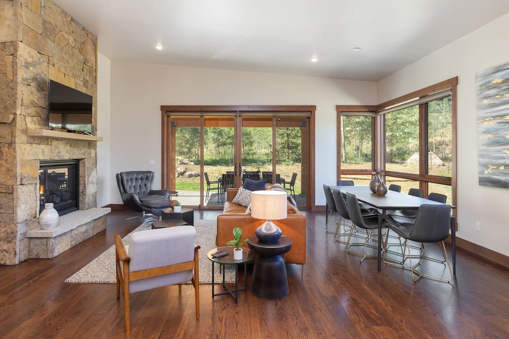 Luxe Mountain Modern Home in Summit Sky Resort close to skiing