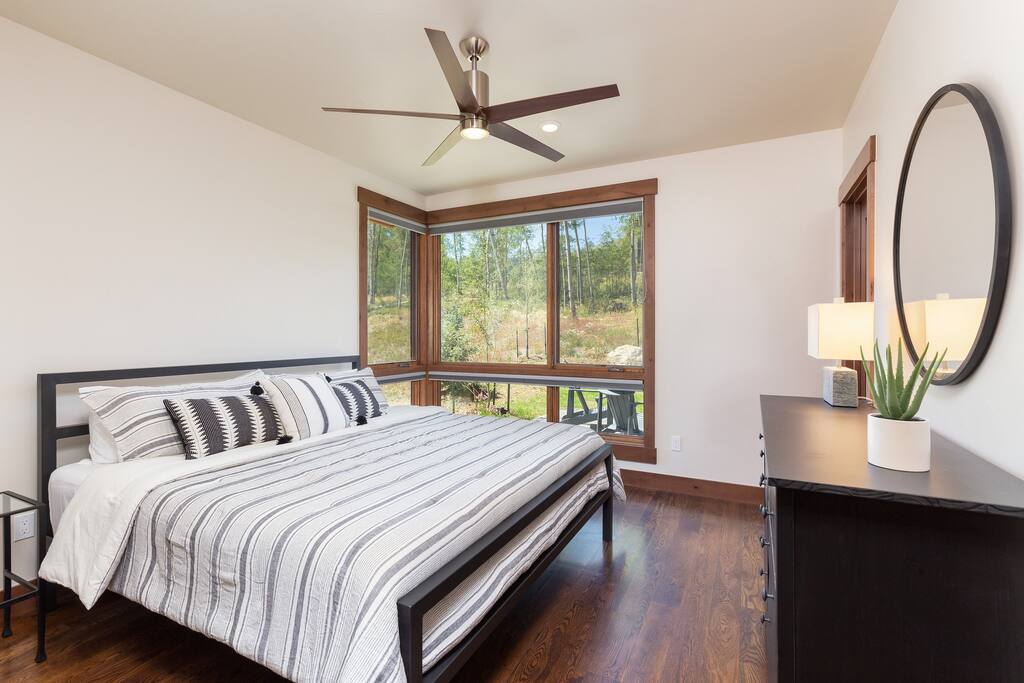 Luxe Mountain Modern Home in Summit Sky Resort close to skiing