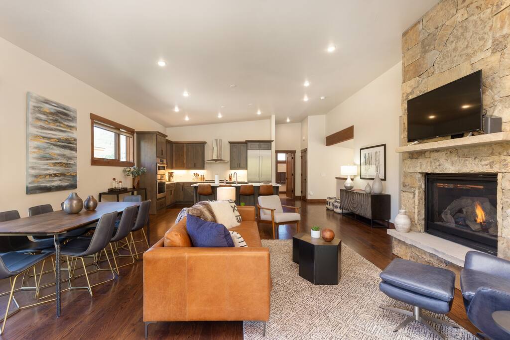 Luxe Mountain Modern Home in Summit Sky Resort close to skiing