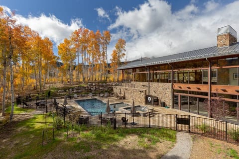 Aspen House Amenity has a beautiful and hot tubs to enjoy both all year round. The stone decking is heated in the winter making it easy on bare feet.