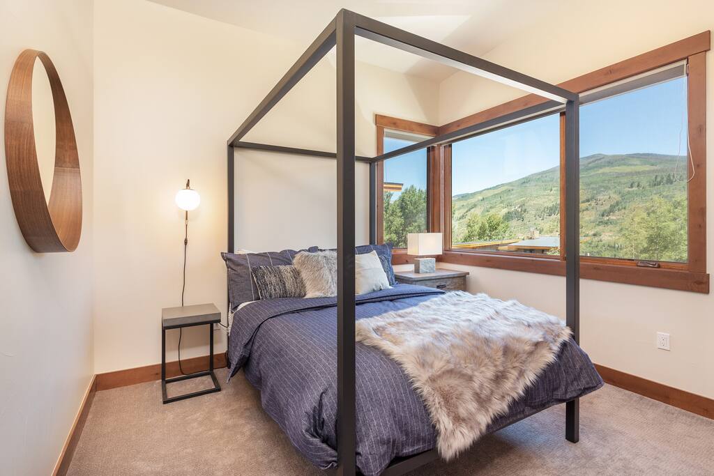 Luxe Mountain Modern Home in Summit Sky Resort close to skiing