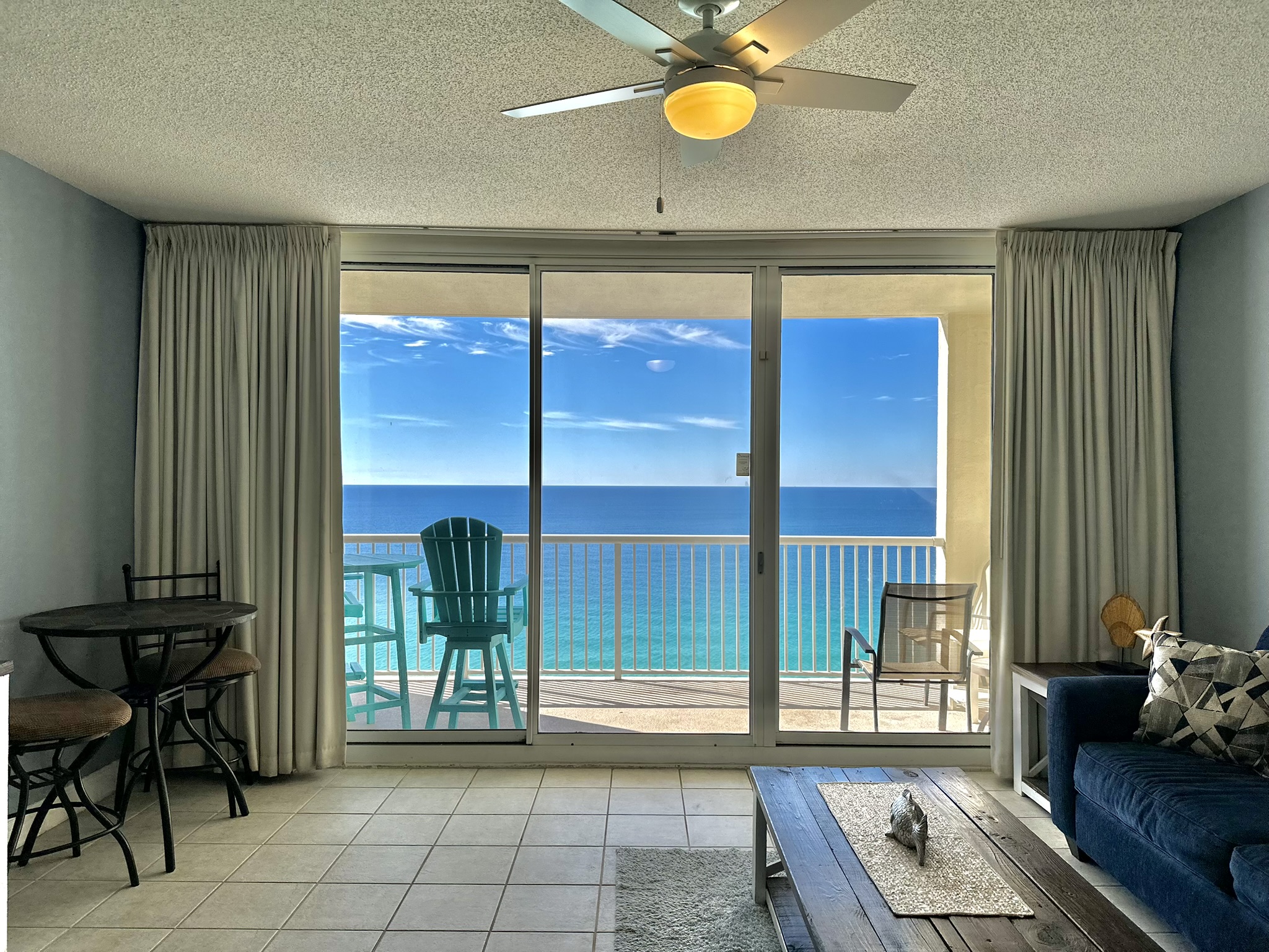 Living room w/ queen sleeper sofa and smart TV