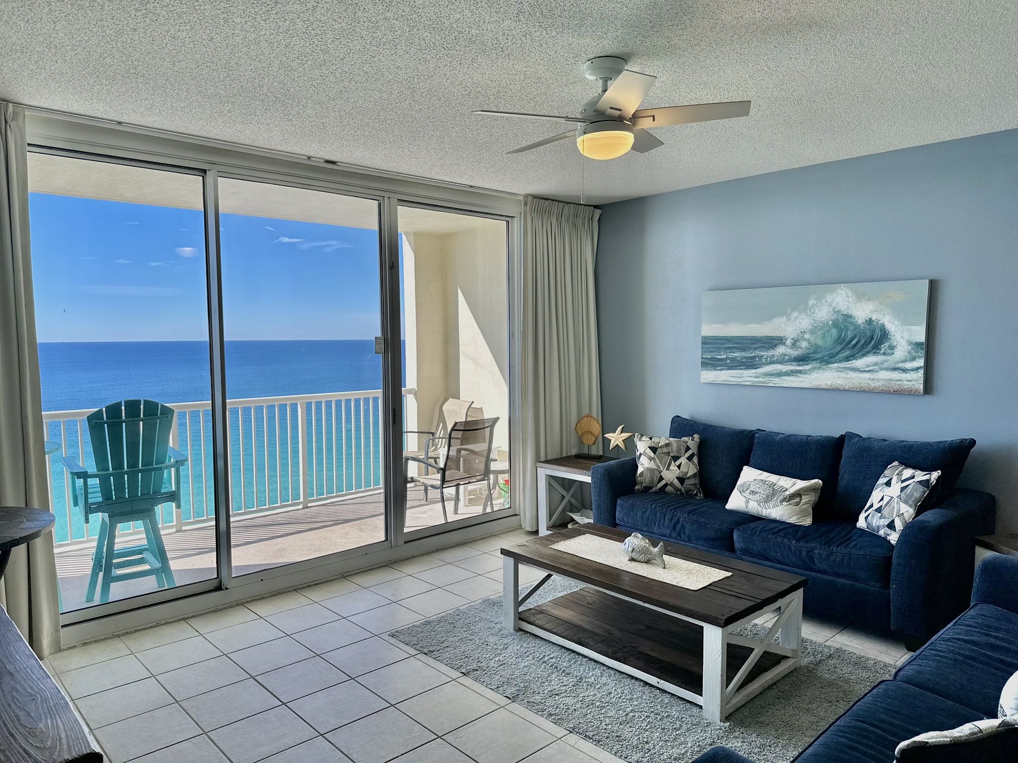 Living room w/ queen sleeper sofa and smart TV