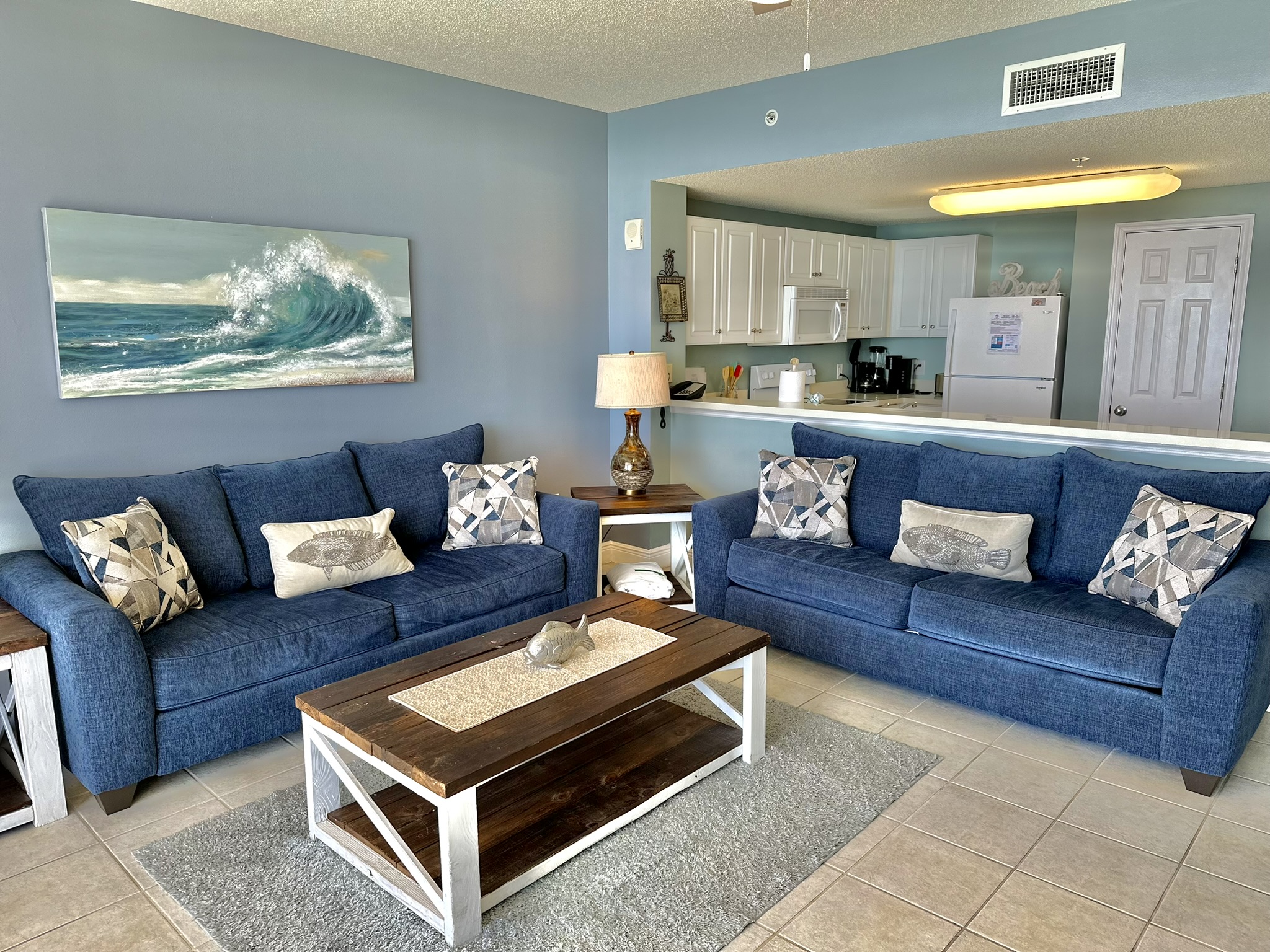 Living room w/ queen sleeper sofa and smart TV