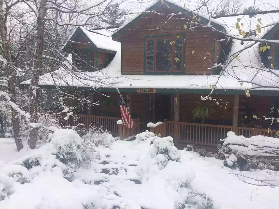 HOUSE IN WINTER - Lake Wallenpaupack Loghome  Heavens Haven hot tub  - Greentown