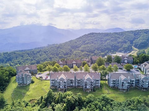 ⭐Mountaintop Views•Close to Downtown•2 Pools + Hot Tubs⭐
