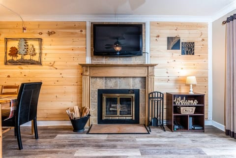 ⭐Mountaintop Views•Close to Downtown•2 Pools + Hot Tubs⭐
