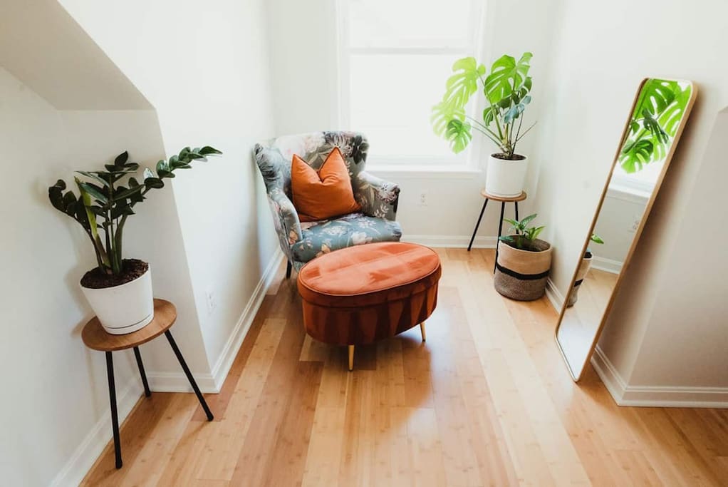The nook in the upstairs king bedroom. Grab a book and relax!