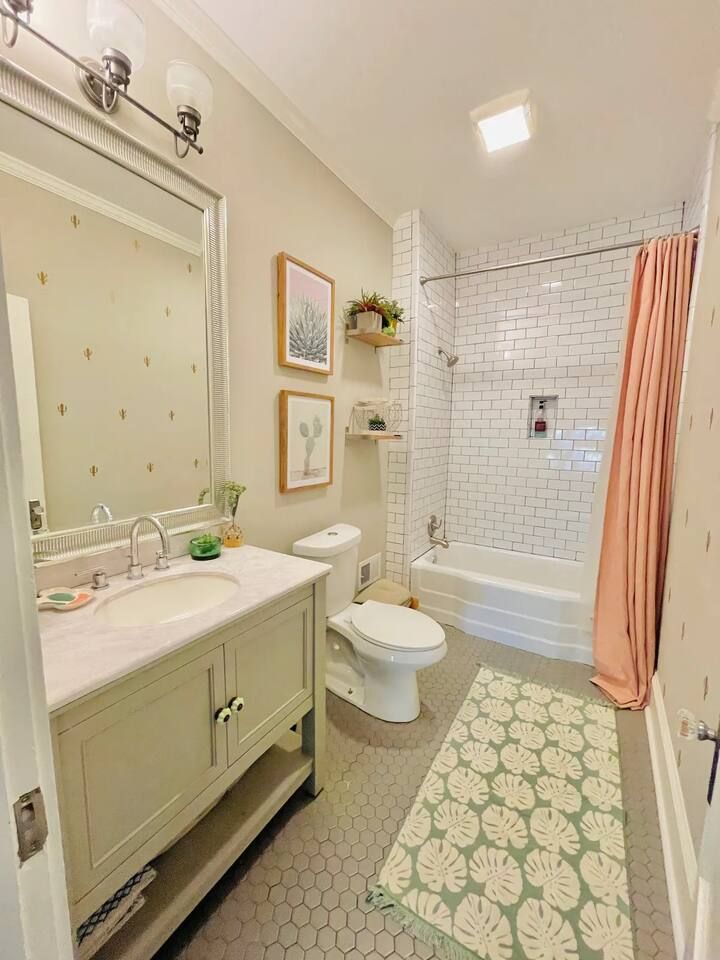 Historic Victorian hot tub 5/4 Beltline Sleeps 22