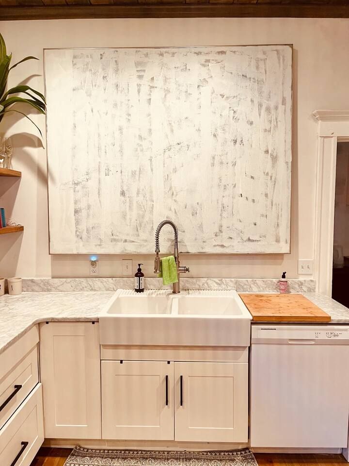 Historic Victorian hot tub 5/4 Beltline Sleeps 22