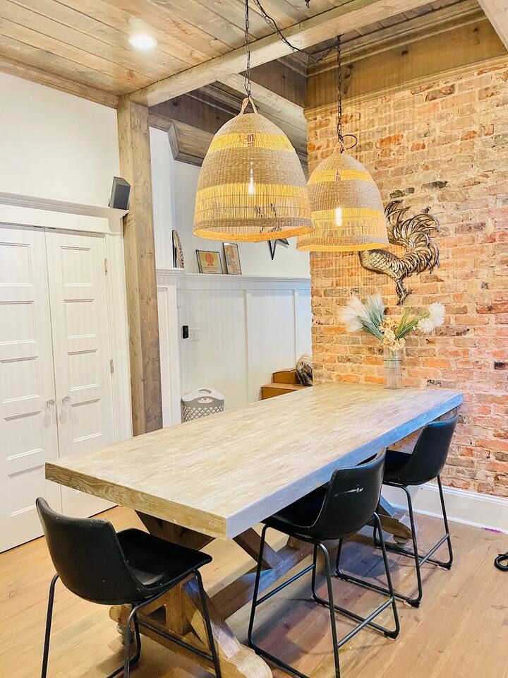 Historic Victorian hot tub 5/4 Beltline Sleeps 22