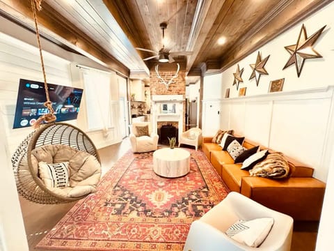 Historic Modern Victorian HOT TUB 5 bed 4 bath