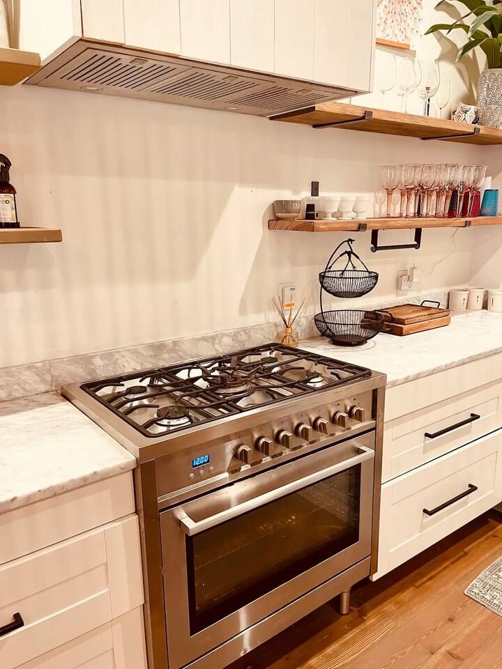 Historic Victorian hot tub 5/4 Beltline Sleeps 22