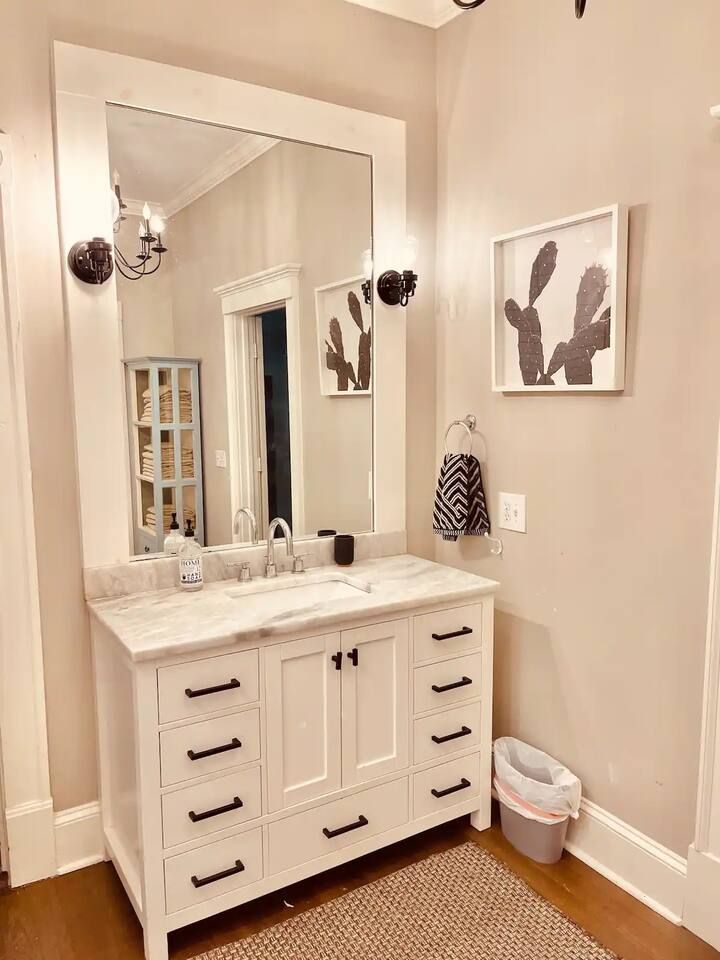 Historic Victorian hot tub 5/4 Beltline Sleeps 22