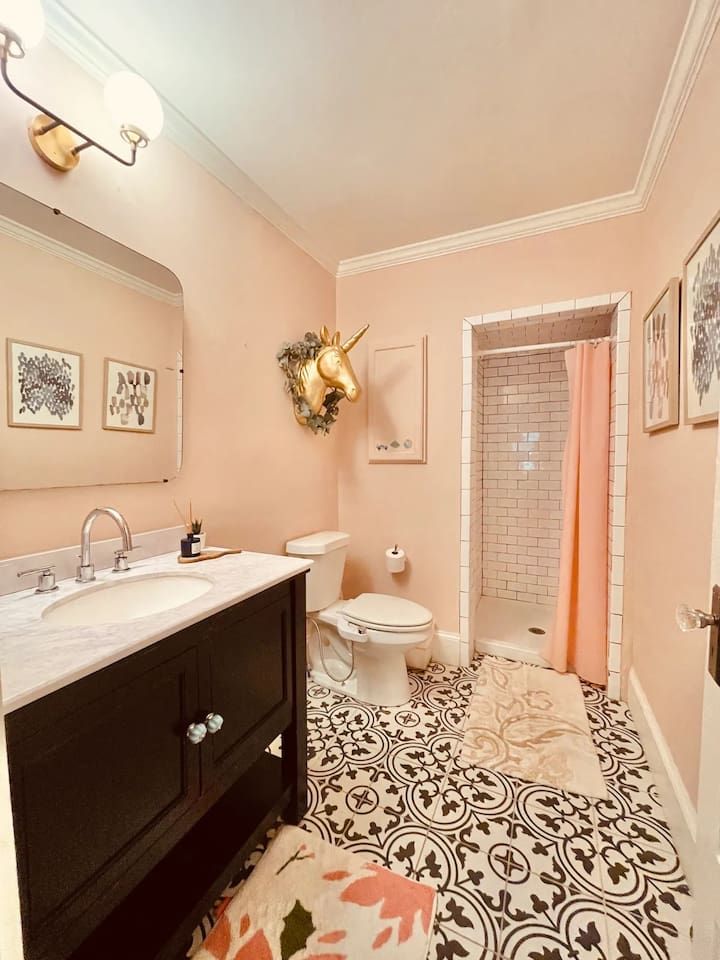Historic Victorian hot tub 5/4 Beltline Sleeps 22