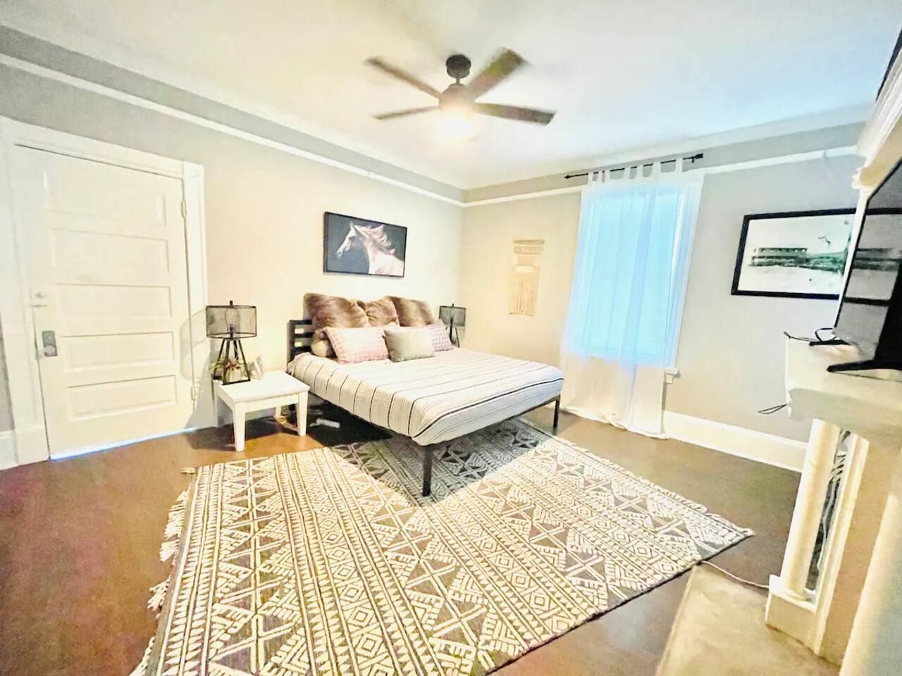Historic Victorian hot tub 5/4 Beltline Sleeps 22